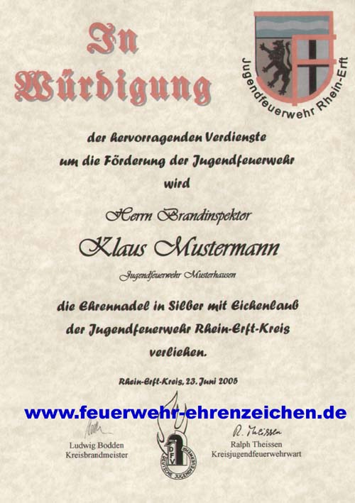 In Würdigung der hervorragenden Verdienste um die Förderung der Jugendfeuerwehr wird Herrn Brandinspektor Klaus Mustermann Jugendfeuerwehr Musterhausen die Ehrennadel in Silber mit Eichenlaub der Jugendfeuerwehr Rhein-Erft-Kreis verliehen.