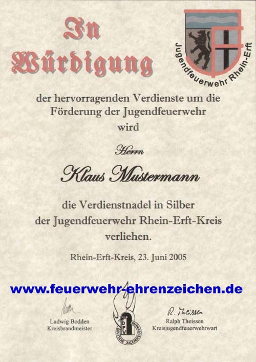 In Würdigung der hervorragenden Verdienste um die Förderung der Jugendfeuerwehr wird Herrn Klaus Mustermann die Verdienstnadel in Silber der Jugendfeuerwehr Rhein-Erft-Kreis verliehen.