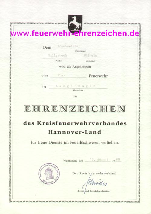 Dem Löschmeister Billerbeck Wilhelm wird als Angehörigen der Frw. Feuerwehr in Langenhagen das EHRENZEICHEN des Kreisfeuerwehrverbandes Hannover-Land für treue Dienste im Feuerlöschwesen verliehen.