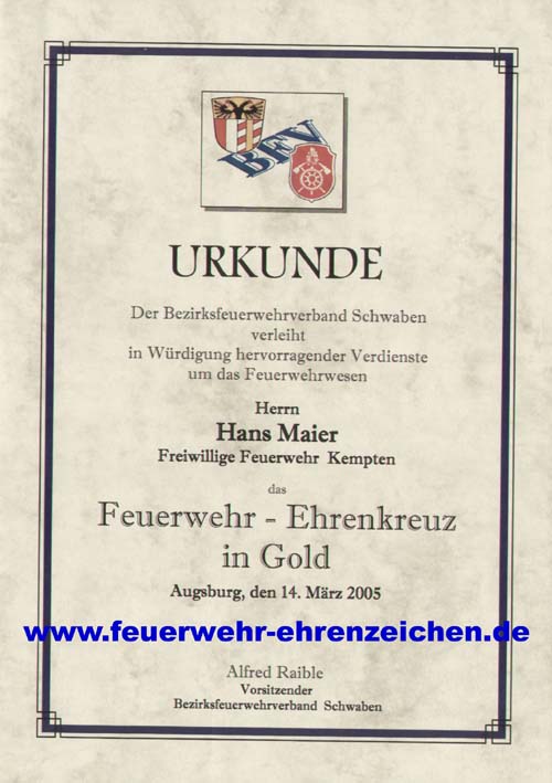 URKUNDE / Der Bezirksfeuerwehrverband Schwaben verleiht in Würdigung hervorragender Verdienste um das Feuerwehrwesen Herrn Hans Maier Freiwillige Feuerwehr Kempten das Feuerwehr-Ehrenkreuz in Gold