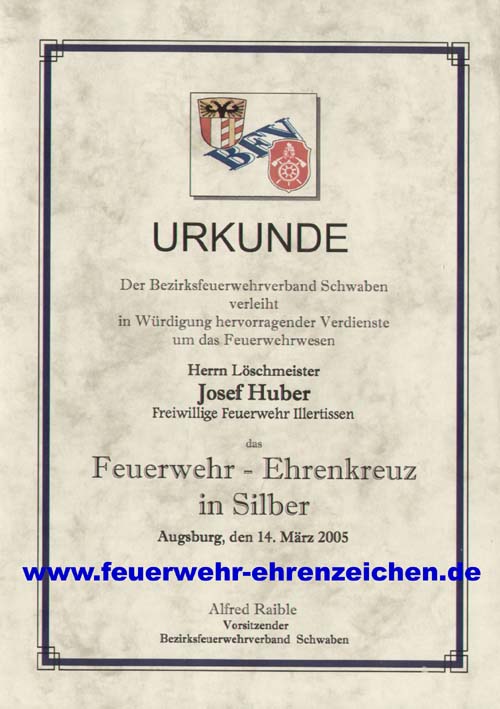 URKUNDE / Der Bezirksfeuerwehrverband Schwaben verleiht in Würdigung hervorragender Verdienste um das Feuerwehrwesen Herrn Löschmeister Josef Huber Freiwillige Feuerwehr Illertissen das Feuerwehr-Ehrenkreuz in Silber