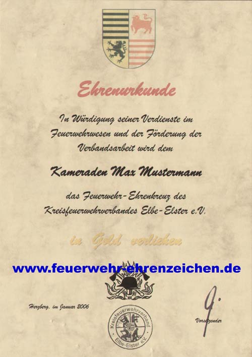 Ehrenurkunde / In Würdigung seiner Verdienste im Feuerwehrwesen und die Förderung der Verbandsarbeit wird dem Kameraden Max Mustermann das Feuerwehr-Ehrenkreuz des Kreisfeuerwehrverbandes Elbe-Elster e.V. in Gold verliehen